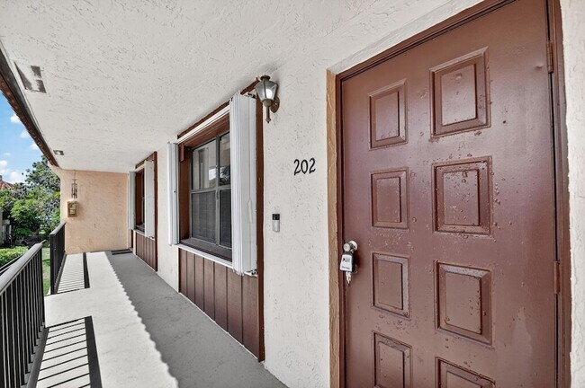 5985 Forest Hill Blvd, Unit 202 in West Palm Beach, FL - Building Photo - Building Photo