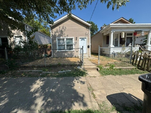 1739 Dumesnil St in Louisville, KY - Building Photo