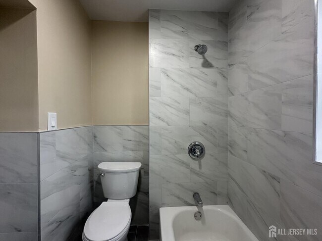 618 Carlock Ave in Perth Amboy, NJ - Building Photo - Building Photo