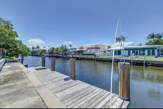 2041 Coral Reef Dr in Pompano Beach, FL - Foto de edificio - Building Photo
