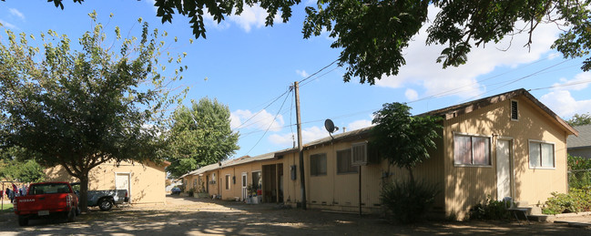 2136 Tully Rd in Hughson, CA - Foto de edificio - Building Photo