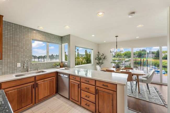 540 N Hayden Bay Dr in Portland, OR - Building Photo - Building Photo