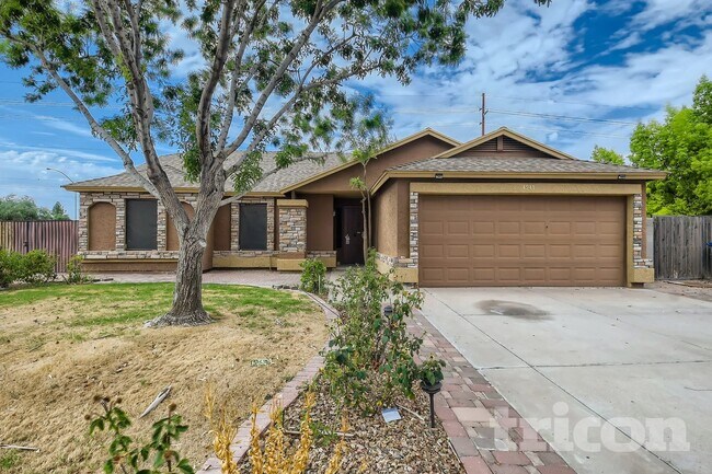 4947 E Greenway Cir in Mesa, AZ - Building Photo - Building Photo