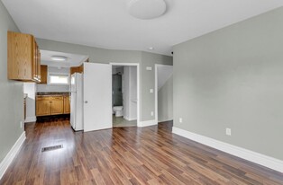1227 Homewild Ave, Unit Upper in Jackson, MI - Building Photo