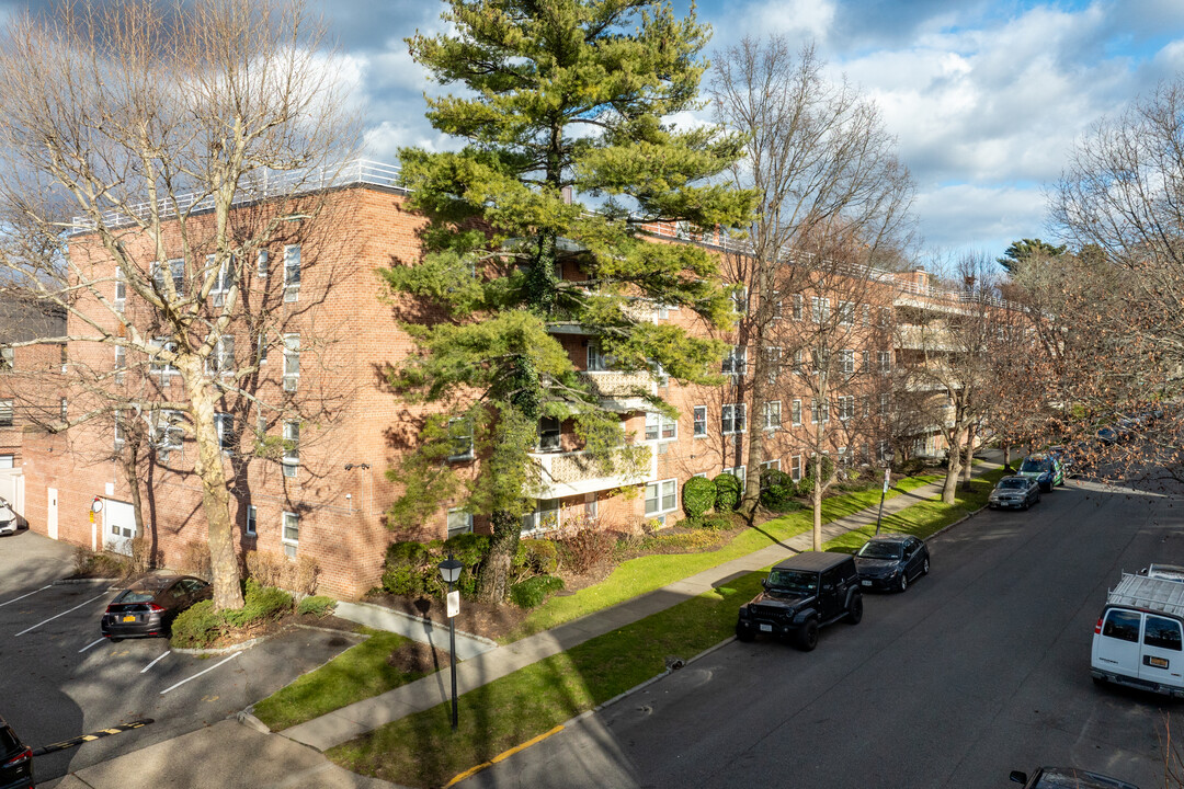 Barclay Tenants' Corporation in Great Neck, NY - Building Photo