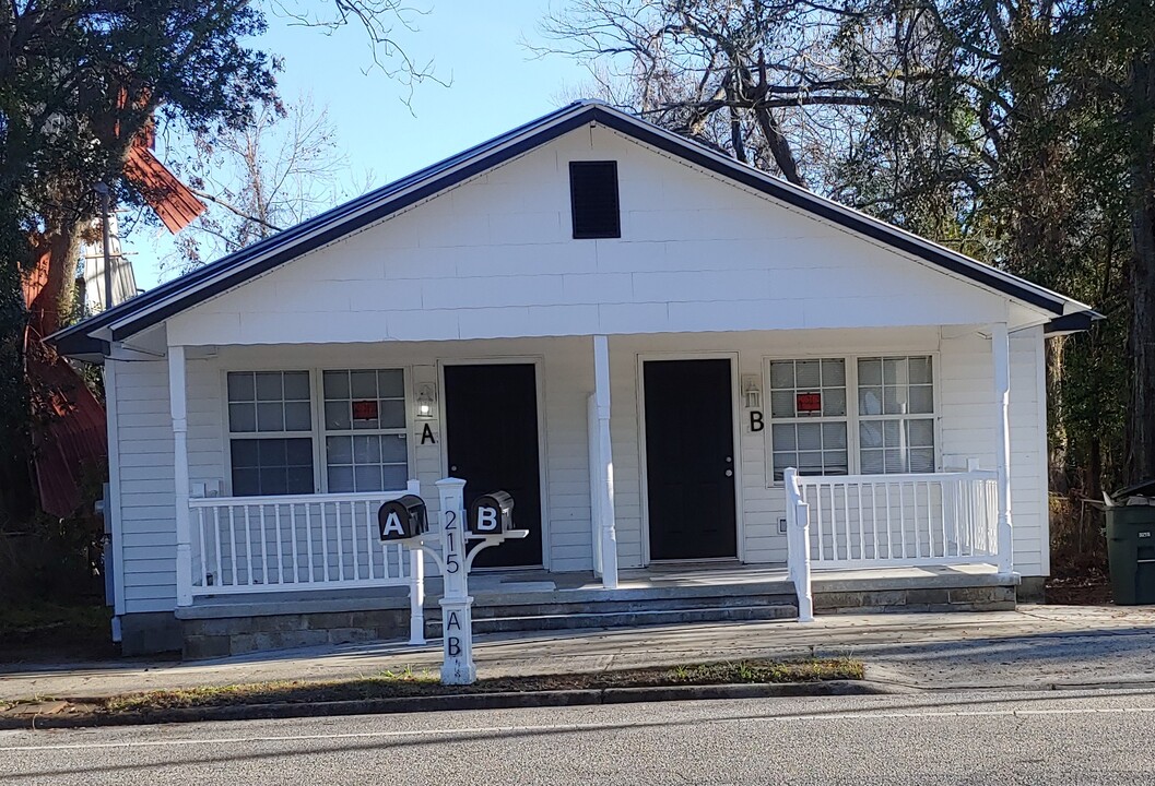 215 Johnson St in Statesboro, GA - Building Photo