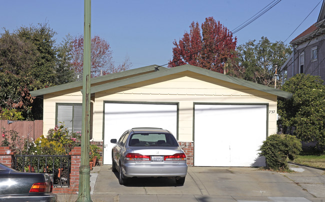 737-739 Lincoln Ave in Alameda, CA - Foto de edificio - Building Photo