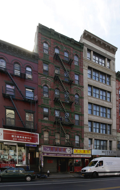 95 E Broadway in New York, NY - Building Photo