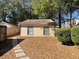 909 Mapoles St in Crestview, FL - Building Photo