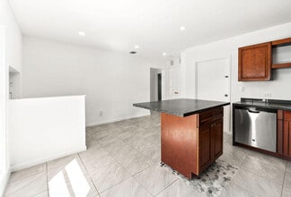 137 Hawthorne Dr in Lake Park, FL - Building Photo - Building Photo