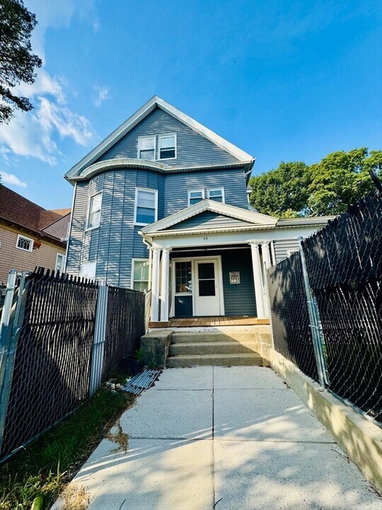 23 Stoneland Rd in Worcester, MA - Building Photo