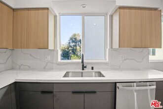 1709 Burnside Ave in Los Angeles, CA - Building Photo - Building Photo