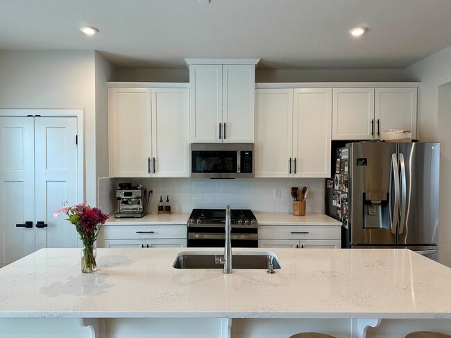 221 Marketplace Ave in Moon Township, PA - Foto de edificio - Building Photo