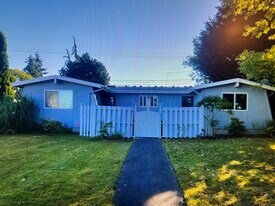 1017 Oakes Ave, Unit #1 in Everett, WA - Building Photo