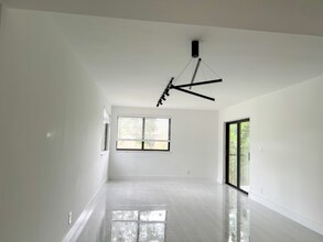 187 Lakeview Dr in Weston, FL - Building Photo - Building Photo