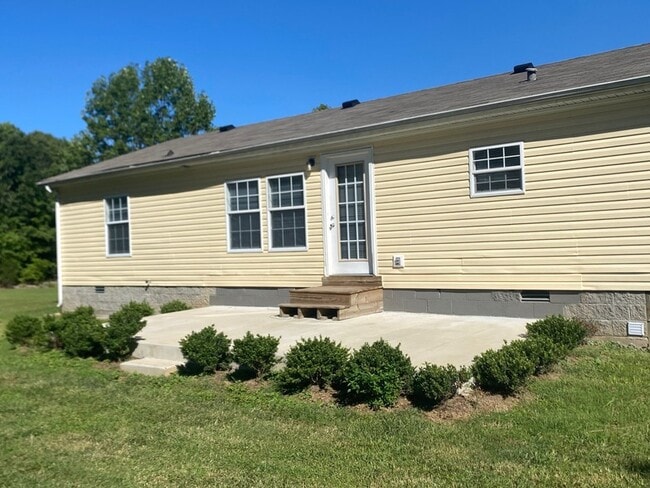 393 Loggins Rd in Burns, TN - Building Photo - Building Photo