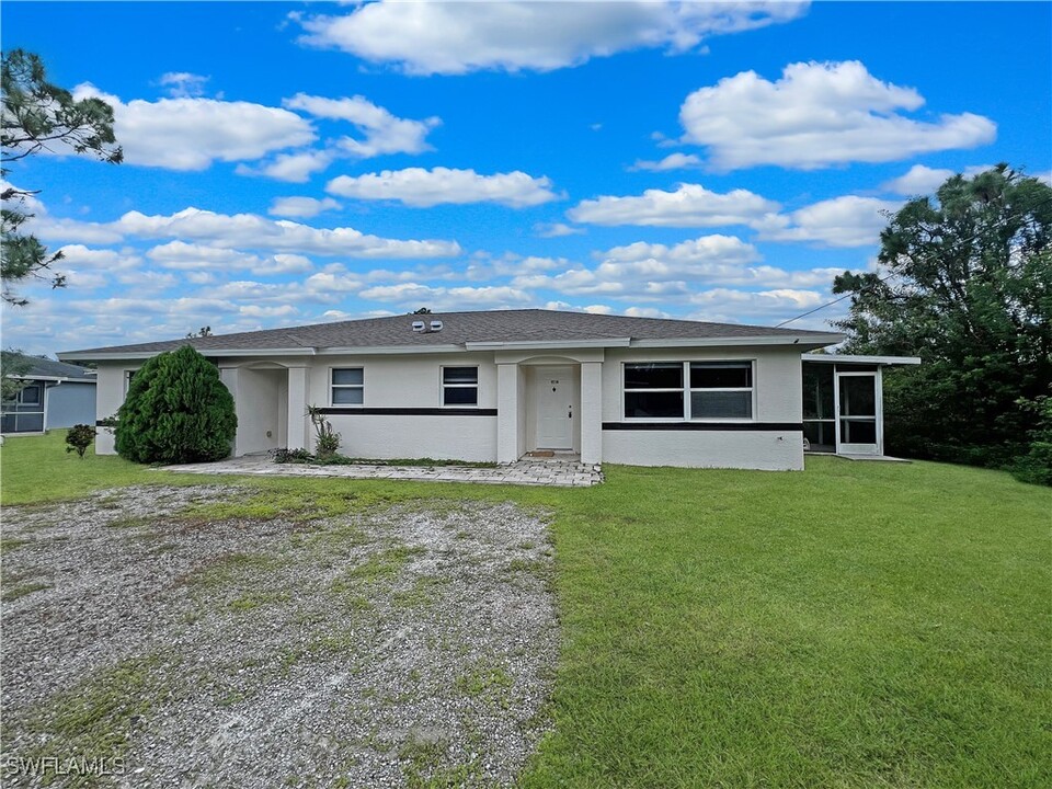 1023 Danforth St in Lehigh Acres, FL - Foto de edificio