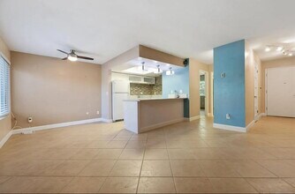 7555 Linda Vista Rd in San Diego, CA - Building Photo - Building Photo