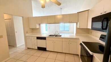2844 Stoneway Ln in Fort Pierce, FL - Foto de edificio - Building Photo