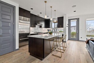 2400 E 8th St in Austin, TX - Building Photo - Building Photo