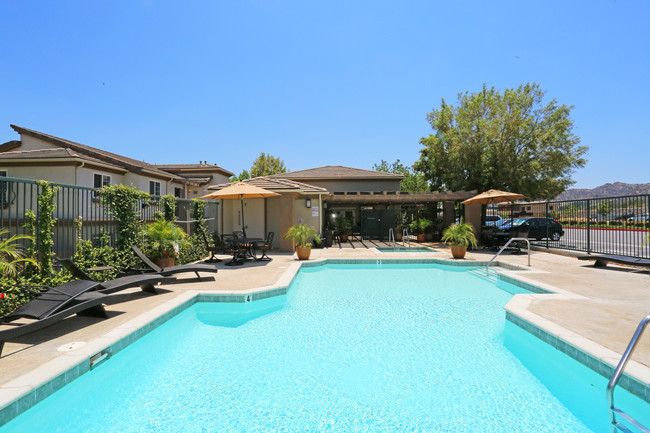 Castaic Lake Senior Apartments in Castaic, CA - Foto de edificio - Building Photo