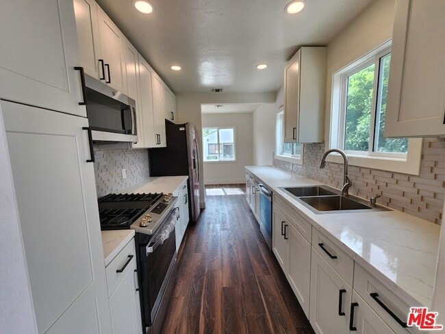 6639 Chimineas Ave in Los Angeles, CA - Foto de edificio - Building Photo