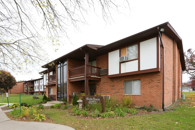 Garden Quarter Apartments in McHenry, IL - Foto de edificio - Building Photo