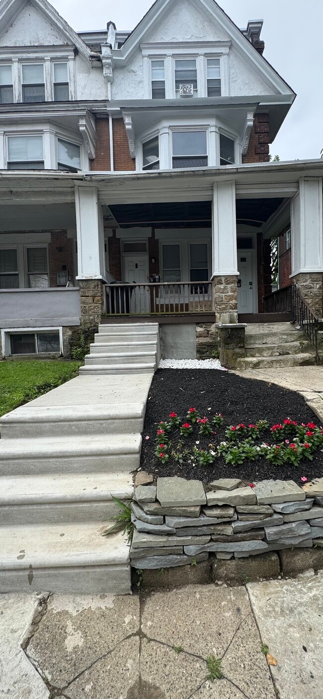 1118 Lindley Ave, Unit 2 in Philadelphia, PA - Building Photo - Building Photo