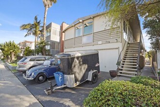 208 Avenue H in Redondo Beach, CA - Building Photo - Building Photo