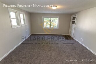 52 S Greenwood St in Greenwood, IN - Foto de edificio - Building Photo