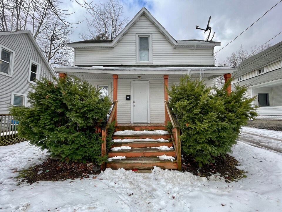 1011-1013 Quarry Ave NW in Grand Rapids, MI - Building Photo