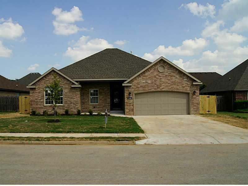 1201 Coventry Ln in Centerton, AR - Building Photo