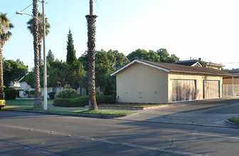 734 W Bellevue Dr in Anaheim, CA - Building Photo - Building Photo