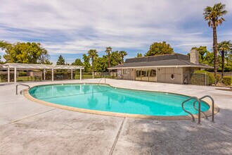 Garden East Apartments in Modesto, CA - Foto de edificio - Building Photo