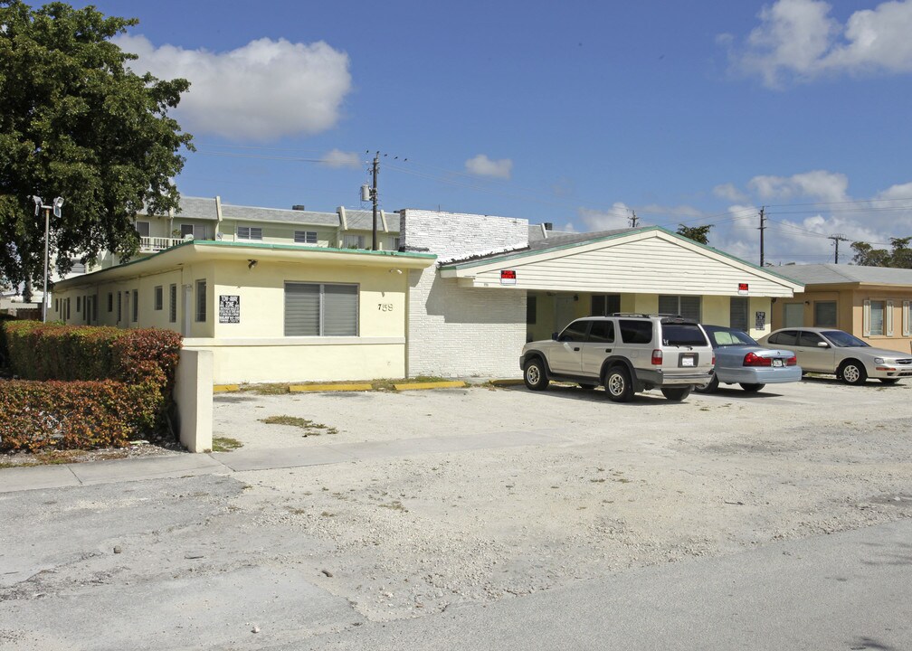 759 NE 128th St in North Miami, FL - Building Photo