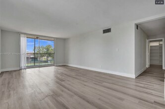 7175 Orange Dr in Davie, FL - Foto de edificio - Building Photo