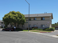 906 Byron Ln in Modesto, CA - Foto de edificio - Building Photo