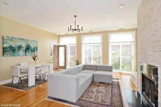 1408 W Taylor St, Unit 301 in Chicago, IL - Building Photo - Building Photo