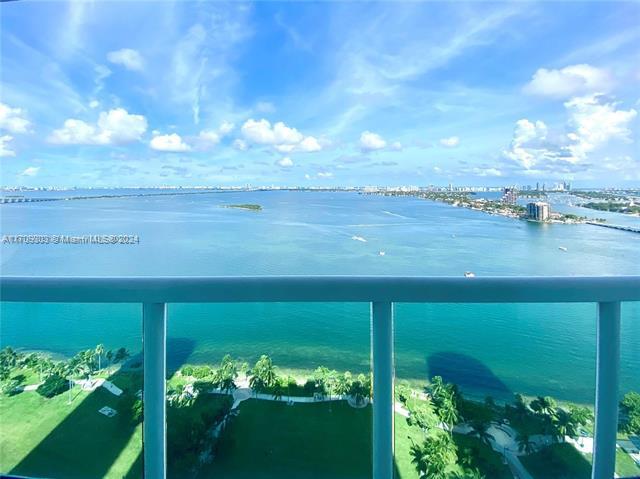 1800 N Bayshore Dr in Miami, FL - Building Photo - Building Photo