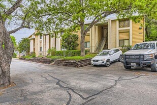 9100 Mountain Ridge Dr in Austin, TX - Building Photo