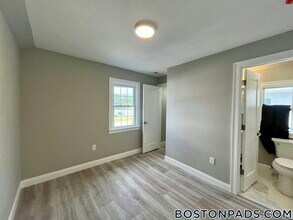 103 Felton St in Waltham, MA - Building Photo - Building Photo