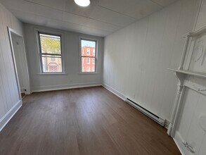 211 Chelsea St, Unit 2 in Boston, MA - Building Photo - Building Photo