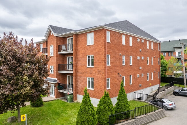 14686 Lirette Rue in Pierrefonds, QC - Building Photo - Building Photo