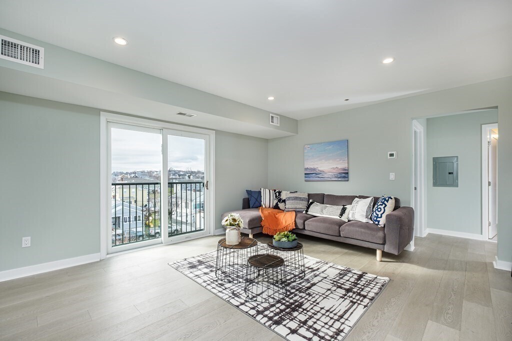 453 American Legion Hwy, Unit #505 in Revere, MA - Building Photo