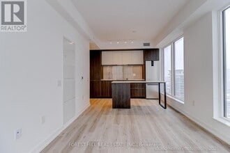 395 Square One Dr in Mississauga, ON - Building Photo - Building Photo