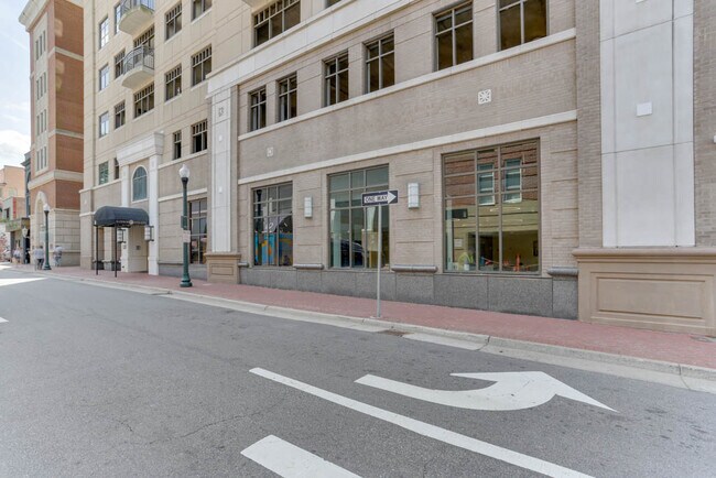 123 College Pl, Unit 708 in Norfolk, VA - Building Photo - Building Photo