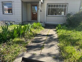 290 S Mountain Ave in Ashland, OR - Building Photo