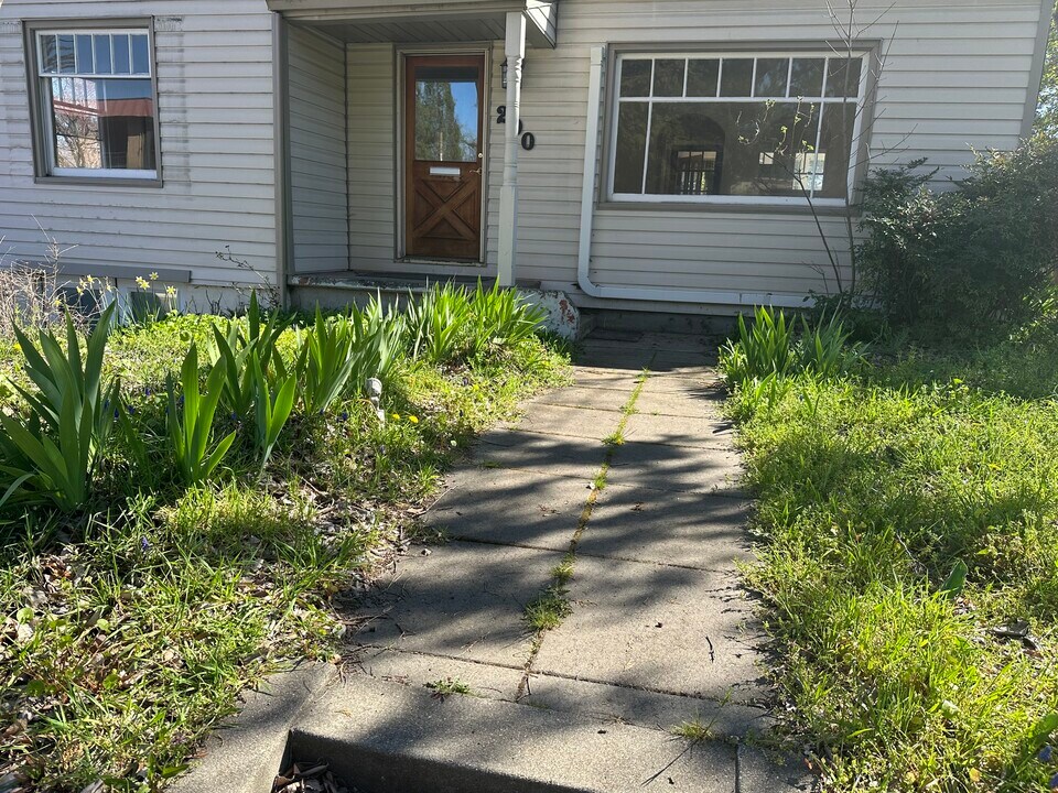 290 S Mountain Ave in Ashland, OR - Building Photo