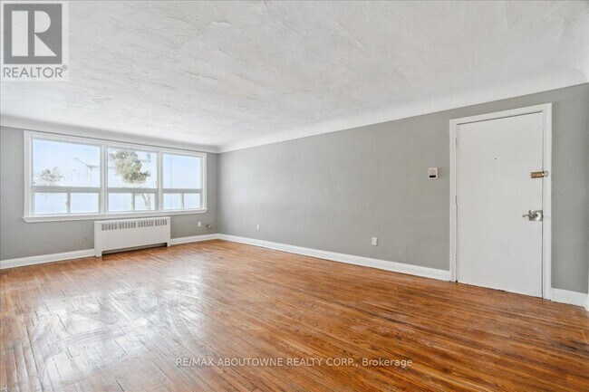 145 North Service Rd E in Oakville, ON - Building Photo - Building Photo