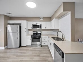2303 East Side Dr, Unit 109 in Austin, TX - Building Photo - Building Photo